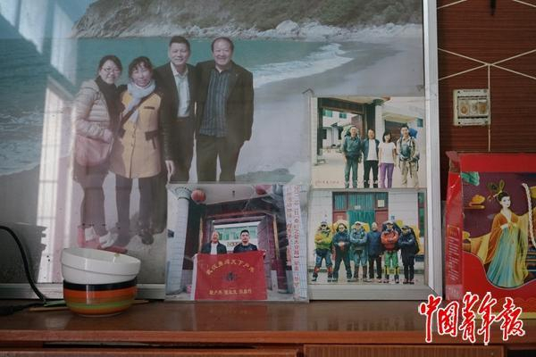 4月14日，陕西太白县，塘口村村民程秀才保存着他与“鳌太穿越”者的合影。中青报·中青网记者 李强/摄