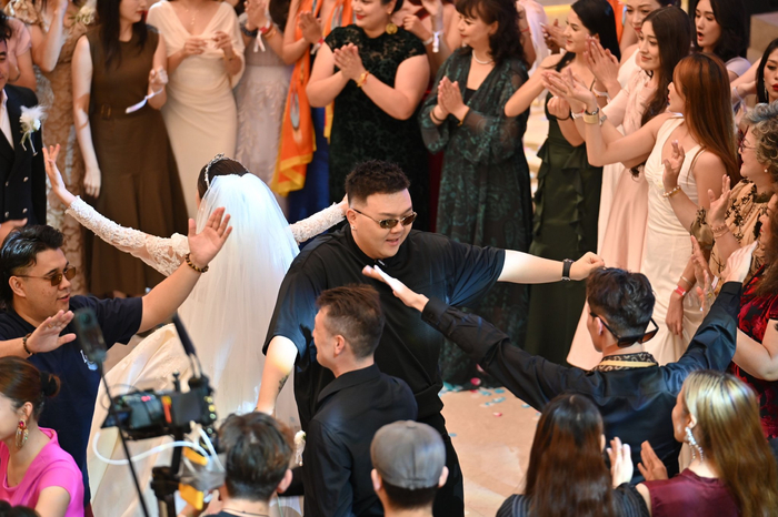 7月10日，艾福杰尼在“最炫民族婚”现场跳舞。  主办方供图