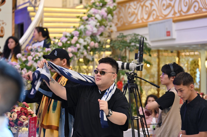7月10日，艾福杰尼在“最炫民族婚”现场。  主办方供图