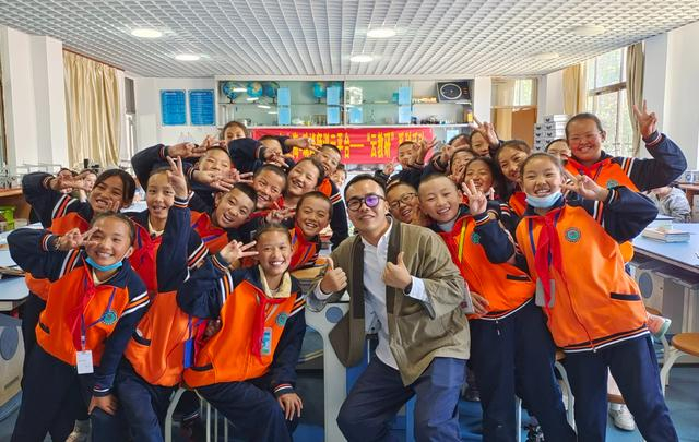 上海宋庆龄学校老师与日喀则上海实验学校学生合影留念。中国福利会供图