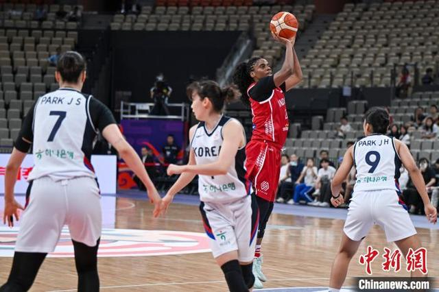 图为印度尼西亚队球员Kim Pierre-Louis在比赛中投篮。中新社记者 陈骥旻 摄 