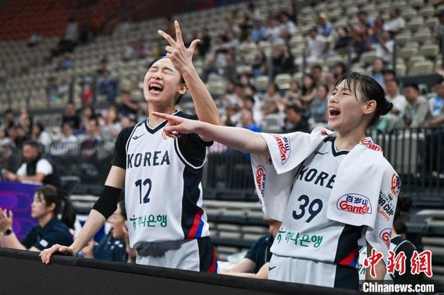 图为替补席上的韩国队球员为场上队友助威。中新社记者 陈骥旻 摄 