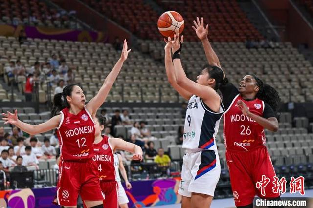 图为韩国队球员Jihyun Park在比赛中投篮。中新社记者 陈骥旻 摄 