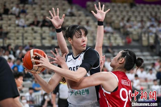 图为韩国队球员Jisu Park在比赛中拼抢篮板球。中新社记者 陈骥旻 摄 