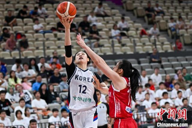 图为韩国队球员Haeran Lee在比赛中上篮。中新社记者 陈骥旻 摄 
