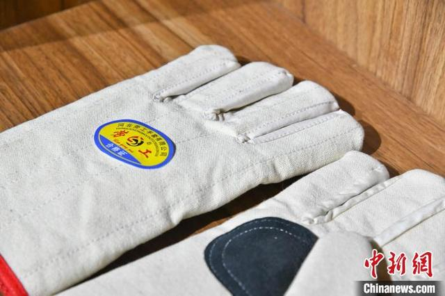 图为7月15日，河北劳工手套有限公司生产出的手套。 杜昕雨 摄 