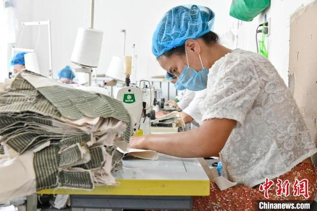 图为7月15日，河北省邯郸市冀南新区杏园村家庭工厂内，工人正在缝制手套。 杜昕雨 摄 