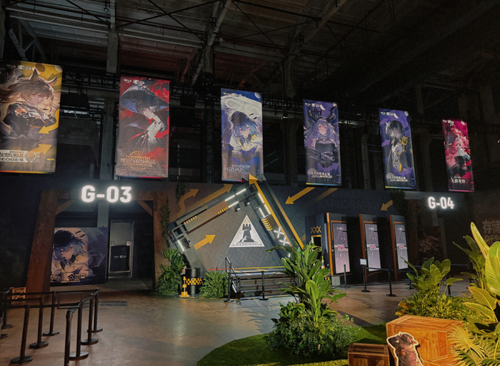 高处的指示灯牌并没能照亮通向其他主题的走廊深处，也更让人更好奇昏影中的未知