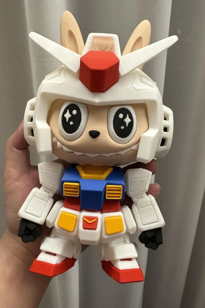 图：啵妞结合日本IP高达制造的3D版labubu，