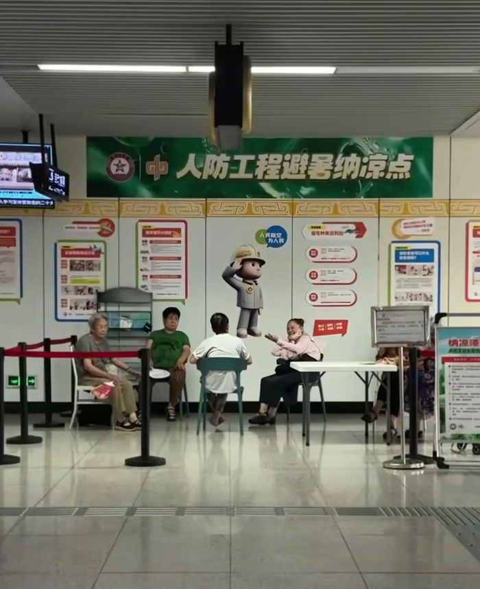 市民在地铁纳凉点休息。  图源：郑州地铁运营