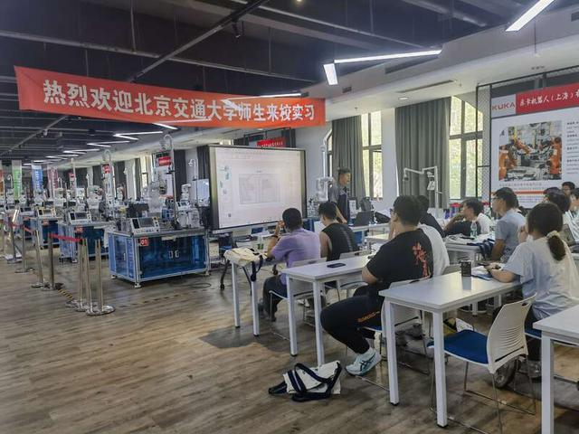 北京交通大学学生正在听课 朱洪园/摄