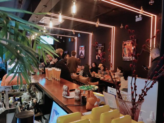 周末，亦花园餐饮街区某餐厅内。（资料图）亦花园文创园供图