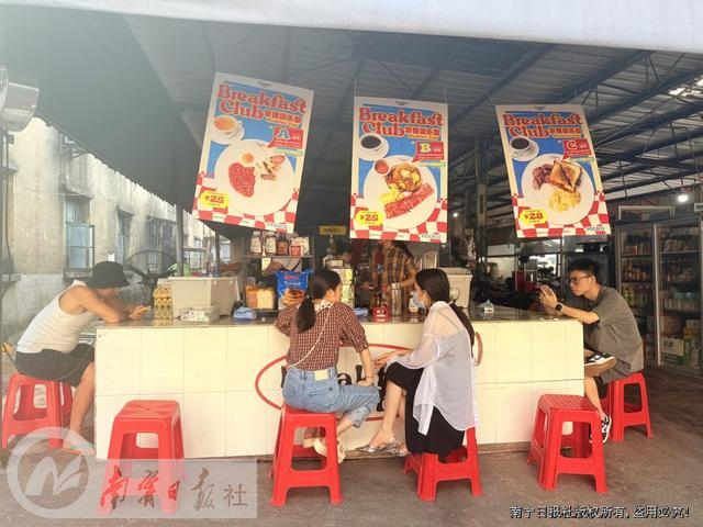 南宁菜市现美式早餐摊，吸引市民“尝鲜”。本报记者卢丽婷 摄