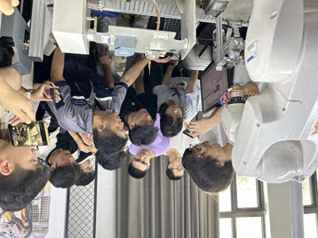 田超正在指导北京交通大学学生实训 王浩文/摄