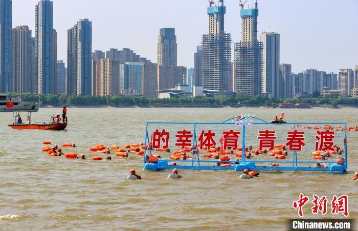 图为武汉渡江节群众方队在汉口江滩三阳广场起水。中新社记者 张畅 摄