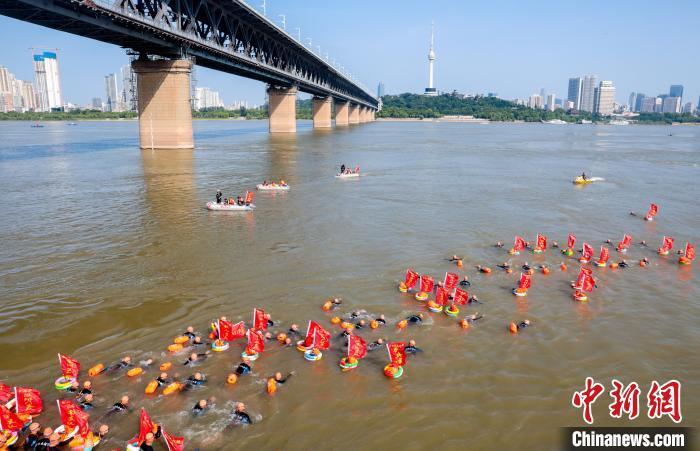 图为插足渡江节的各人方队下水横渡长江。中新社记者 张畅 摄