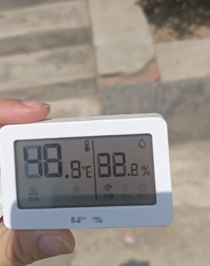 网友们测试室外温度。  图源：网络截图