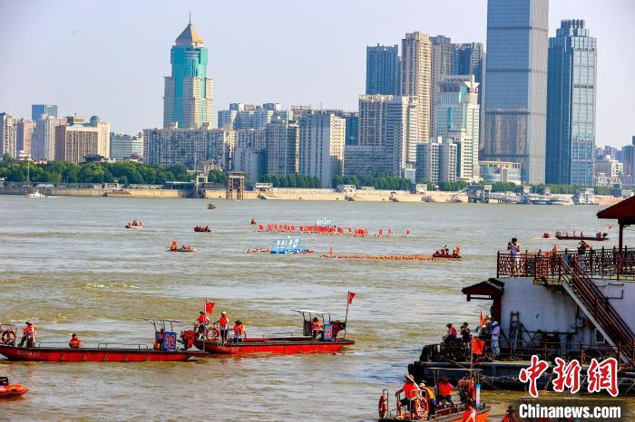 图为参加渡江节的群众方队下水横渡长江。中新社记者 张畅 摄