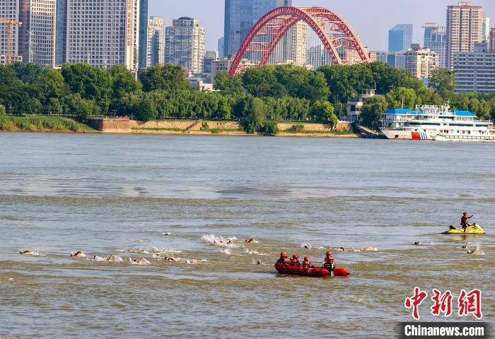 图为插足抢渡挑战赛须眉选手劈波斩浪。中新社记者 张畅 摄