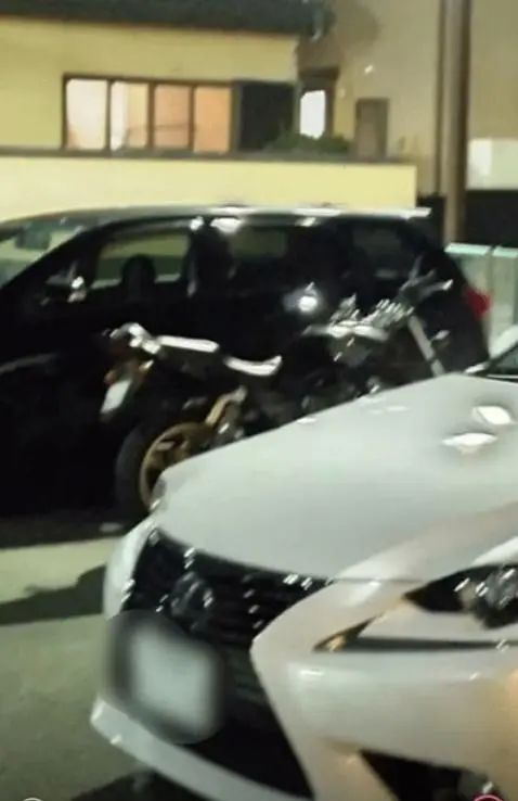 ▲被撞倒的摩托车（中）