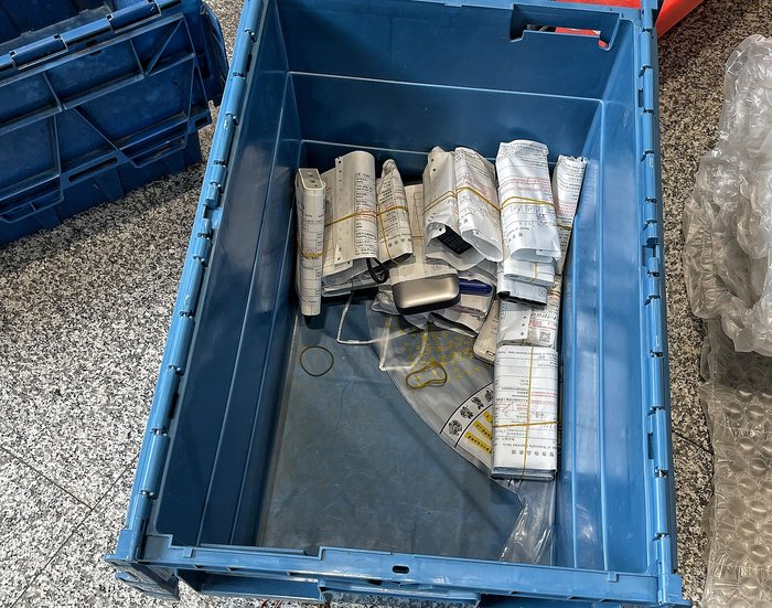 ● 2025年7月1日，北京大兴国际机场，置物筐内旅客暂存的充电宝，将被集中送往暂存点。图源：视觉中国