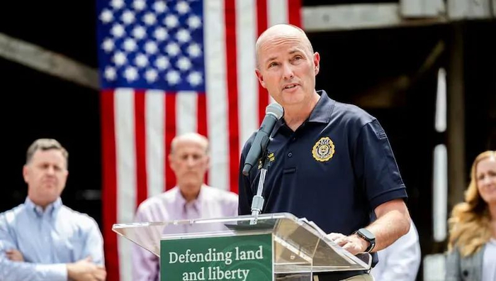 7月15日，美国犹他州州长斯宾塞·考克斯发表讲话