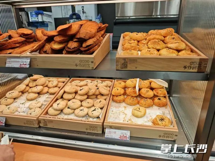 15日，在茶颜悦色上新的“茶颜饼坊”柜台内，各色烘焙产品琳琅满目。 