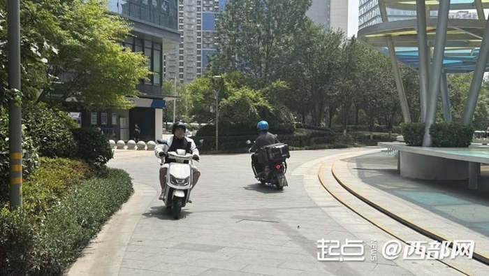 午餐时段送单的外卖小哥。