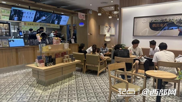 市民游客在奶茶店消费避暑。