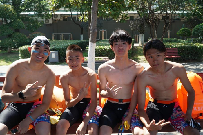 青春渡方队队员合影。郑淑芬 摄