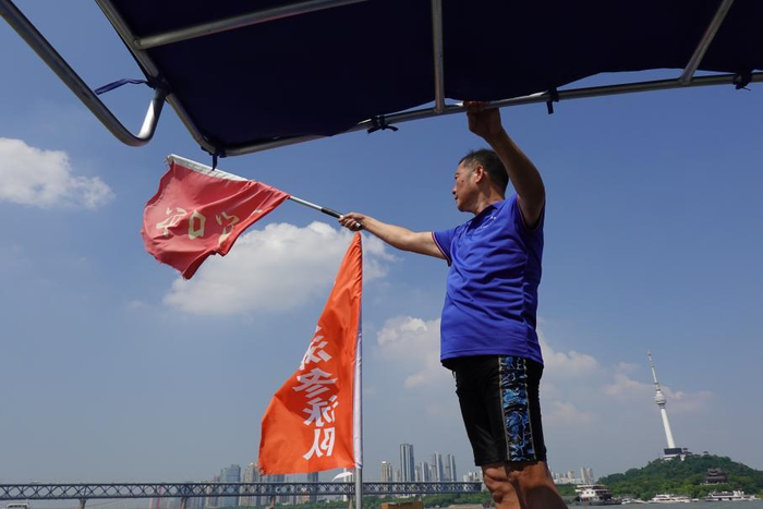 吴建钧队长指挥货船避让。李一钒 摄