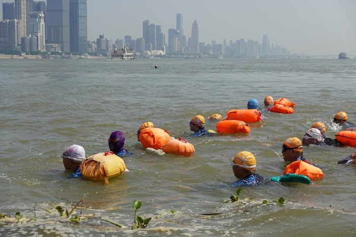 一号方队队员以“抬头蛙泳”泳姿渡江。李一钒 摄