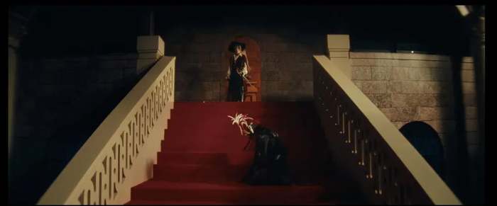 是的，演员确实会在大概两层楼高的台阶上进行激烈的战斗，某些光线下，你可以清晰地看到顶端的小门里也有置景