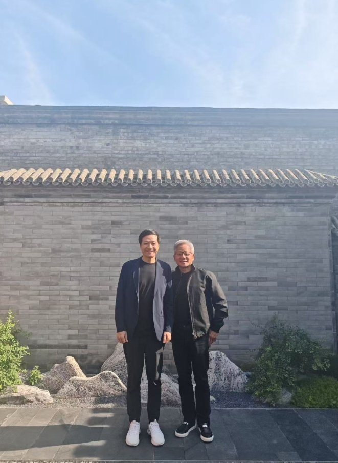 雷军和黄仁勋的合影 北京晚报