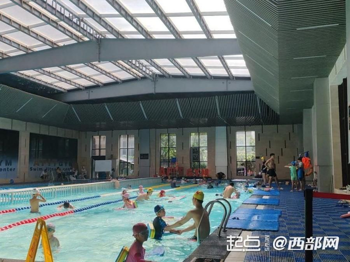 游泳馆成市民避暑的好去处。