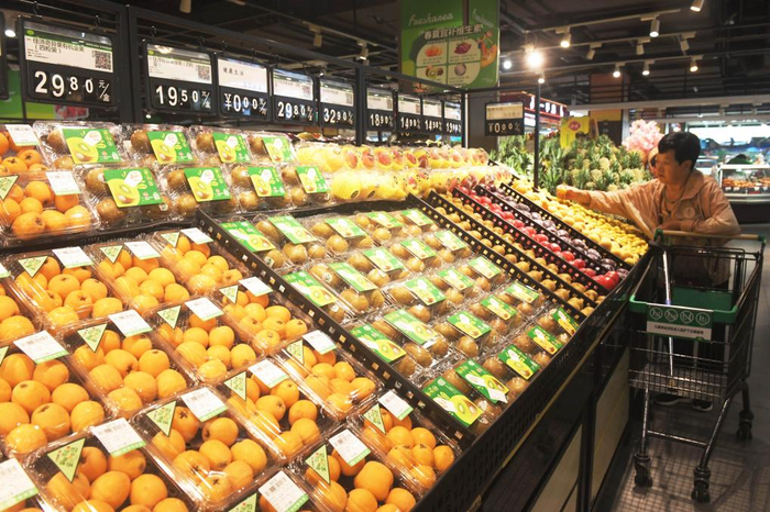 6月9日，顾客在河北省石家庄新乐市一家超市选购水果。新华社发（贾敏杰摄）