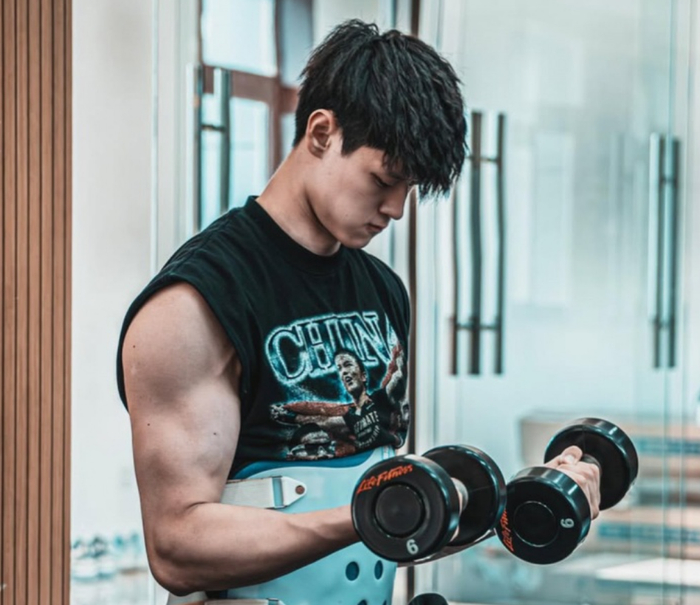 曾凡博更训练动态！二头肌异常大，护腰很明显，亚洲杯复出有难度