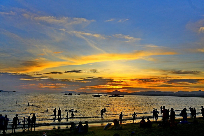 2025年7月7日，游客在三亚湾海边休闲度假。视觉中国 资料图