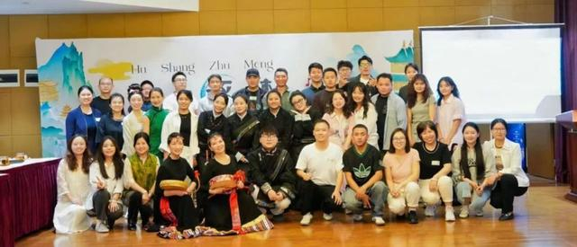 在沪西藏籍高校毕业生参加“沪上逐梦，走进非遗”活动。日喀则市上海援藏联络服务中心供图