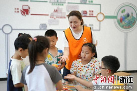 毛金艳带领孩子玩动作平衡游戏。南太湖新区 供图