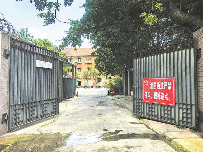     龙门镇小区封闭的消防通道大门已打开。