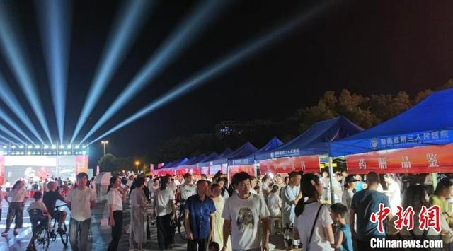 人头攒动的“健康夜市”义诊区。胡语桐 摄