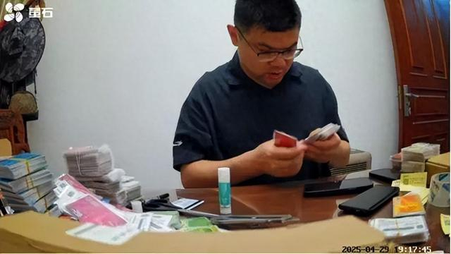 梁先生将加油卡一一检查后打包发给客户。图/受访者提供