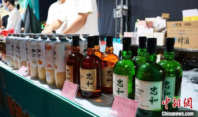 图为第三届啤酒美食交流周暨八闽美食嘉年华活动现场，展出的国内外20余种啤酒精酿。林榕生 摄