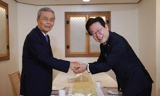 金钟仁（左）和李在明 资料图。 韩联社 