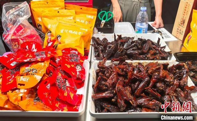 图为第三届啤酒美食交流周暨八闽美食嘉年华活动现场展出的福鼎美食——福鼎鸡翅。林榕生 摄