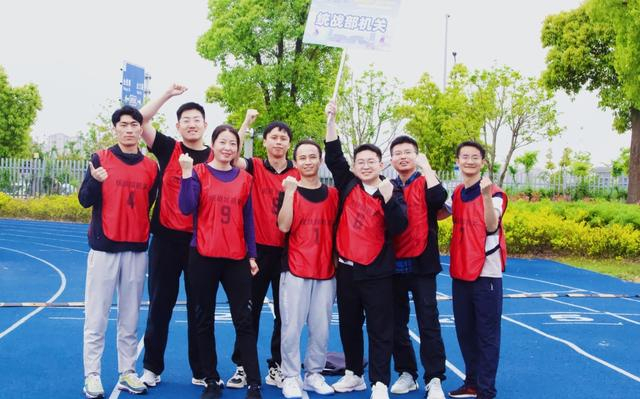 旦增（左一）参加所在单位组织的活动。旦增供图