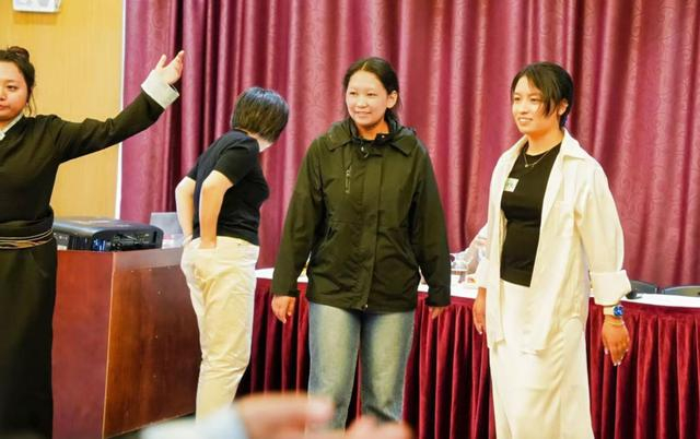 卓玛（左三）在上海工作的场景照。卓玛供图