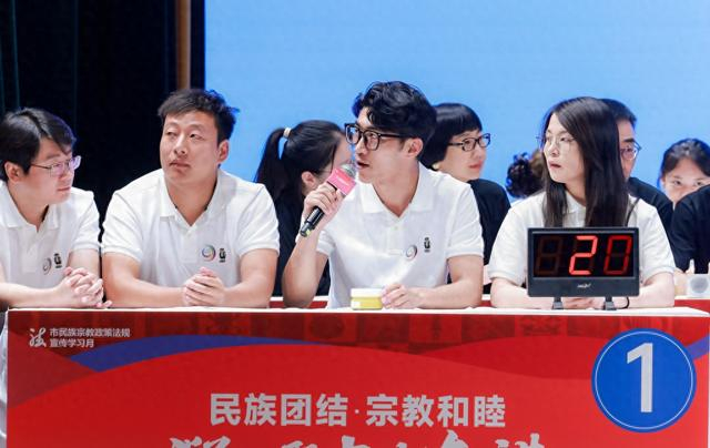 在上海市民族宗教政策法规宣传学习月活动上，旦增（左三）在代表发言。旦增供图