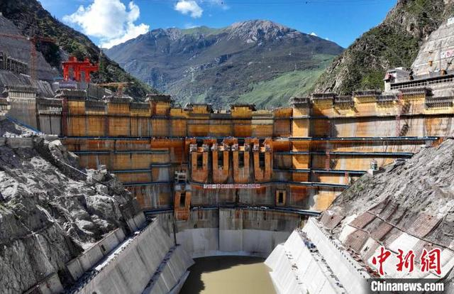 7月7日，航拍建设中的叶巴滩水电站。记者 王磊 摄